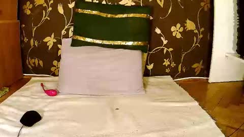 Snapshot of sexymayagold chatting on 11.12.25 Squirty Maya Gold online show from 11.12.25