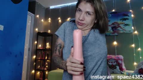 Snapshot of shadia_squirt chatting on 12.17.24 shadia online show from 12.17.24