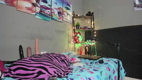 Snapshot of shadia_squirt chatting on 10.27.25 shadia online show from 10.27.25