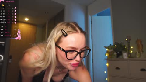 Snapshot of shadowladyyy chatting on 01.22.25 Sindy and Nancy Next stream 1 December online show from 01.22.25