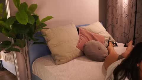 Snapshot of shadowlotus_ chatting on 12.20.25 Lily online show from 12.20.25