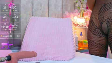 Snapshot of shanelwest7 chatting on 11.19.25 Shanel online show from 11.19.25