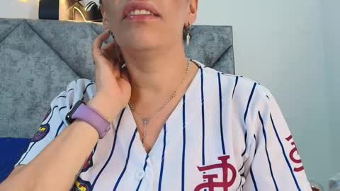 Snapshot of shantey_laurent chatting on 11.22.25 shantey online show from 11.22.25