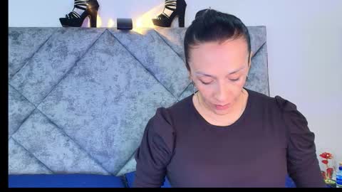 Snapshot of shantey_laurent chatting on 11.27.25 shantey online show from 11.27.25