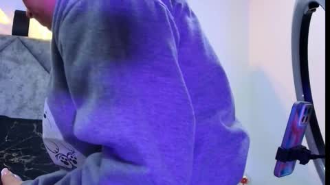 Snapshot of shantey_laurent chatting on 12.04.25 shantey online show from 12.04.25