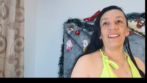 Snapshot of shantey_laurent chatting on 12.15.25 shantey online show from 12.15.25