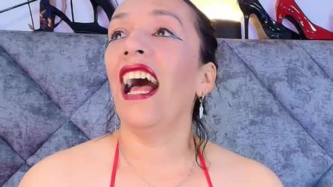 Snapshot of shantey_laurent chatting on 01.11.26 shantey online show from 01.11.26