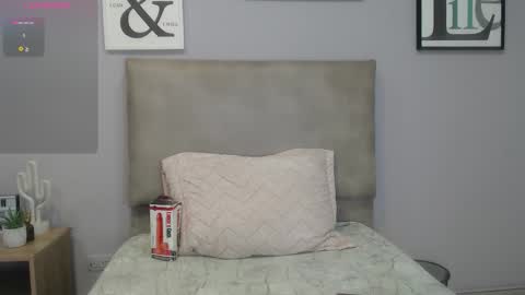 Snapshot of shara_rios chatting on 10.15.25 shara_rios online show from 10.15.25