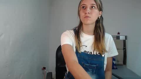 Snapshot of sharlotte__jones chatting on 02.27.25 Sara online show from 02.27.25