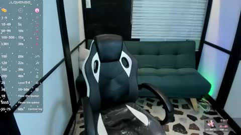 Snapshot of sharonqueen1_ chatting on 09.17.25 sharonqueen1_ online show from 09.17.25