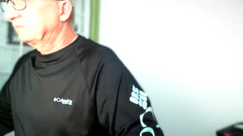 Snapshot of shaved4good chatting on 01.04.25 shaved4good online show from 01.04.25