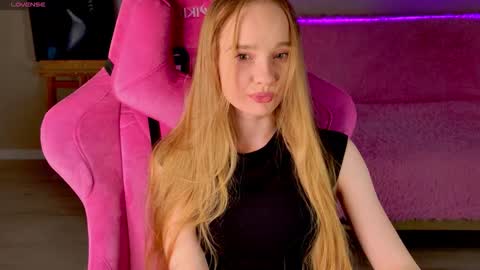 Snapshot of shawty_mia chatting on 11.11.25 Shawty Mia online show from 11.11.25