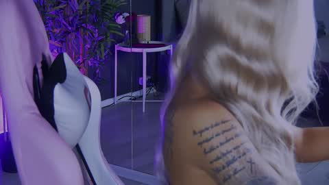 Snapshot of shayblonde chatting on 12.19.24 shayblonde online show from 12.19.24