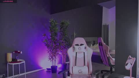 Snapshot of shayblonde chatting on 12.30.24 shayblonde online show from 12.30.24