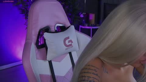 Snapshot of shayblonde chatting on 12.31.24 shayblonde online show from 12.31.24