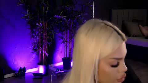 Snapshot of shayblonde chatting on 02.17.25 shayblonde online show from 02.17.25