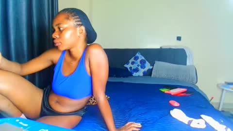 shee13 online show from 11.12.25