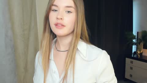 Snapshot of sheenaeast chatting on 12.23.24 Violet online show from 12.23.24