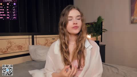 Snapshot of sheenaeast chatting on 01.07.25 Violet online show from 01.07.25