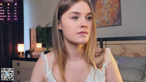 Snapshot of sheenaeast chatting on 01.22.25 Violet online show from 01.22.25