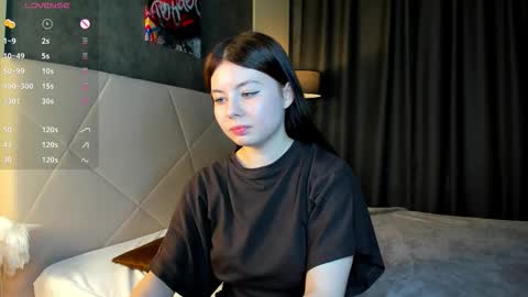 Snapshot of shei1a_shy chatting on 11.11.25 Amely online show from 11.11.25