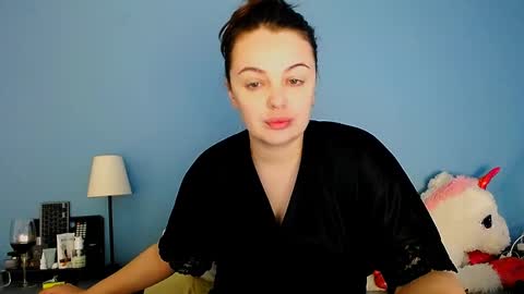 Snapshot of shesyourdream chatting on 04.03.26 Vikki online show from 04.03.26