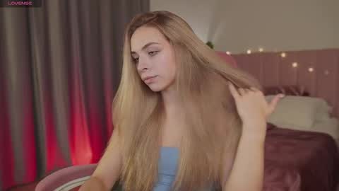 Snapshot of shinybarbie chatting on 09.22.25 Julia online show from 09.22.25