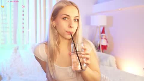 Snapshot of shinybarbie chatting on 12.01.25 Julia online show from 12.01.25