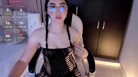 Nahomy online show from 09.29.25