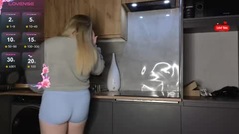 Snapshot of shy_blondiee chatting on 02.03.26 Molly online show from 02.03.26