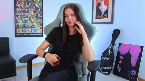 Snapshot of sia_shine chatting on 11.10.25 Sia online show from 11.10.25