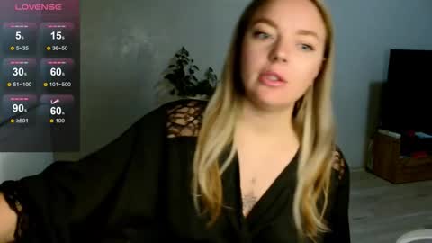 Snapshot of siberian_girl_ chatting on 10.27.25 Eva online show from 10.27.25