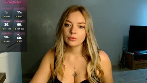 Snapshot of siberian_girl_ chatting on 10.30.25 Eva online show from 10.30.25