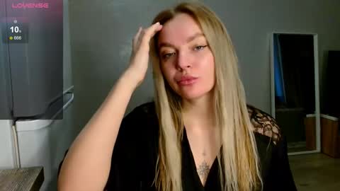 Snapshot of siberian_girl_ chatting on 11.06.25 Eva online show from 11.06.25