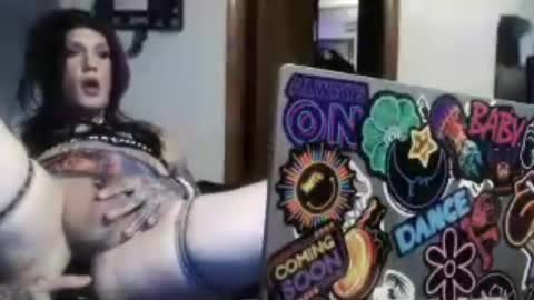 Snapshot of sickntwisted686 chatting on 08.10.26 HungGirl online show from 08.10.26