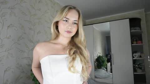 Snapshot of sidneyhodsdon chatting on 10.31.25 Elizabeth online show from 10.31.25