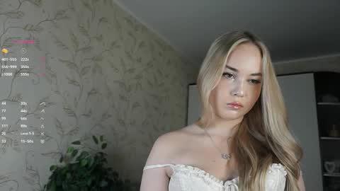 Snapshot of sidneyhodsdon chatting on 12.03.25 Elizabeth online show from 12.03.25