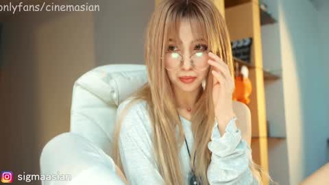 Snapshot of sigmasian chatting on 01.11.25 OF instagram sigmaasian twitter sigmasian online show from 01.11.25