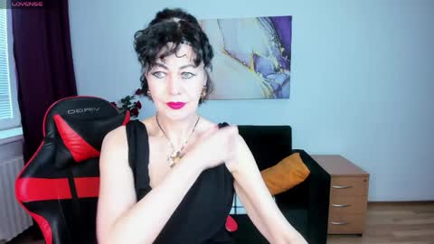 Silvia Wallec online show from 05.06.26