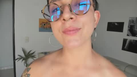 Snapshot of simone_4201 chatting on 01.08.25 Sim. online show from 01.08.25