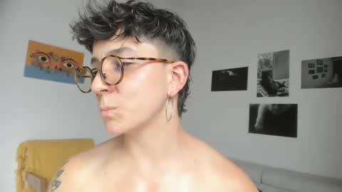 Snapshot of simone_4201 chatting on 01.20.25 Sim. online show from 01.20.25