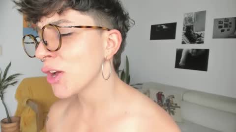 Snapshot of simone_4201 chatting on 02.10.25 Sim. online show from 02.10.25