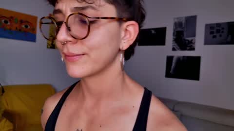 Snapshot of simone_4201 chatting on 02.19.25 Sim. online show from 02.19.25