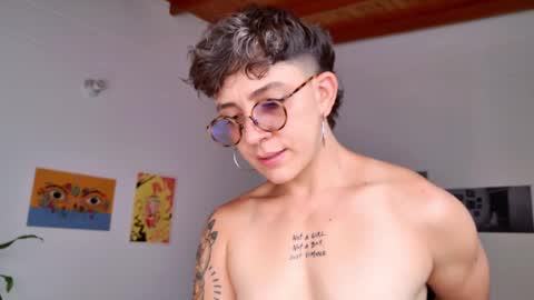 Snapshot of simone_4201 chatting on 02.21.25 Sim. online show from 02.21.25