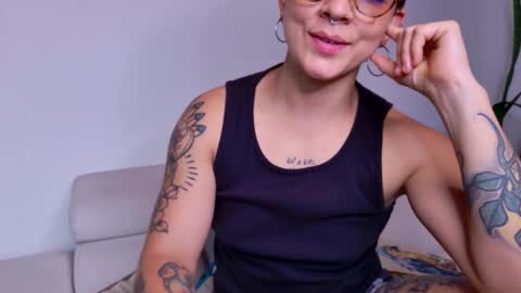 Snapshot of simone_4201 chatting on 09.13.25 Sim. online show from 09.13.25