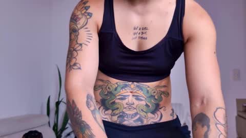 Snapshot of simone_4201 chatting on 09.28.25 Sim. online show from 09.28.25