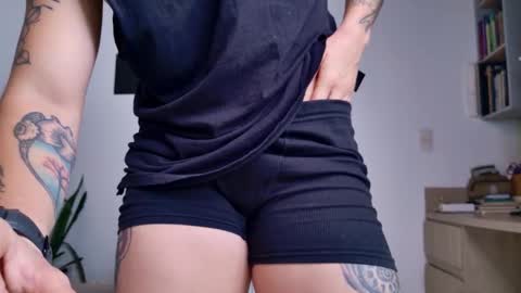 Snapshot of simone_4201 chatting on 10.05.25 Sim. online show from 10.05.25