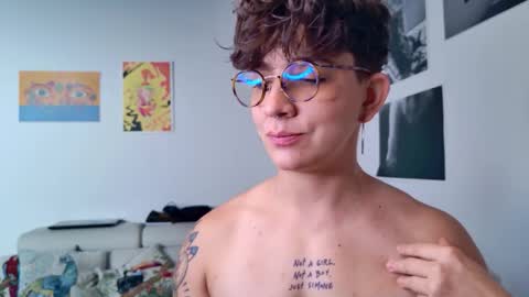 Snapshot of simone_4201 chatting on 10.09.25 Sim. online show from 10.09.25