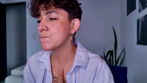 Snapshot of simone_4201 chatting on 10.19.25 Sim. online show from 10.19.25