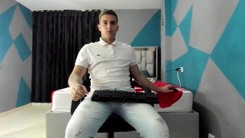 Snapshot of simonkeler chatting on 12.30.24 SIMON KELER online show from 12.30.24